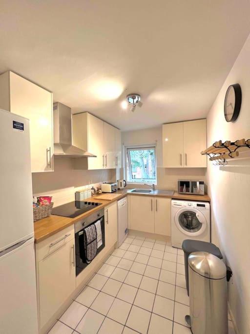 Beautiful Windsor 2 Bed, Perfect Location, 5 Mins Walk To Centre, Free Parking, Legoland, Ascot Appartement Buitenkant foto