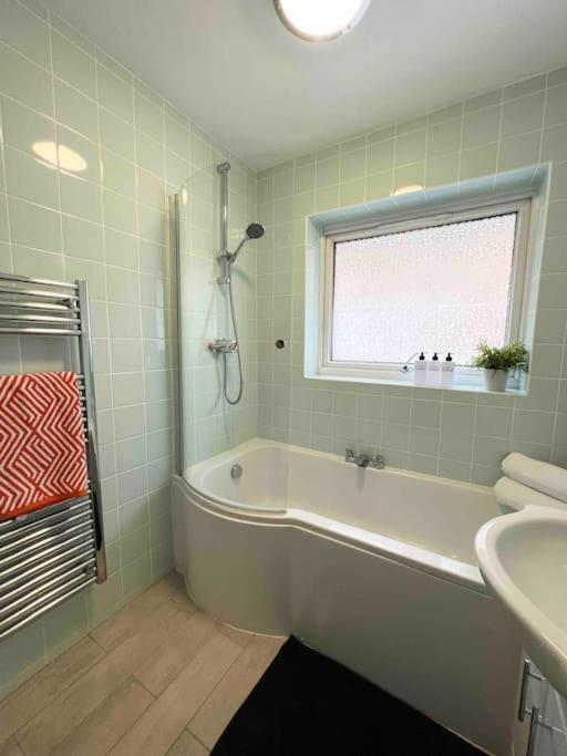 Beautiful Windsor 2 Bed, Perfect Location, 5 Mins Walk To Centre, Free Parking, Legoland, Ascot Appartement Buitenkant foto