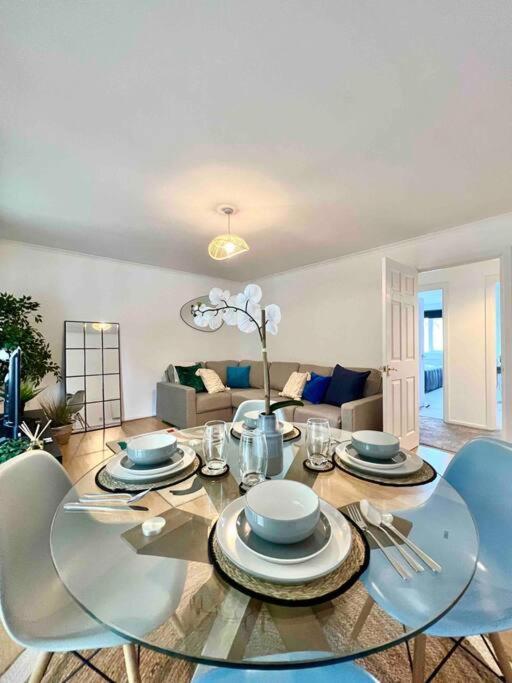 Beautiful Windsor 2 Bed, Perfect Location, 5 Mins Walk To Centre, Free Parking, Legoland, Ascot Appartement Buitenkant foto